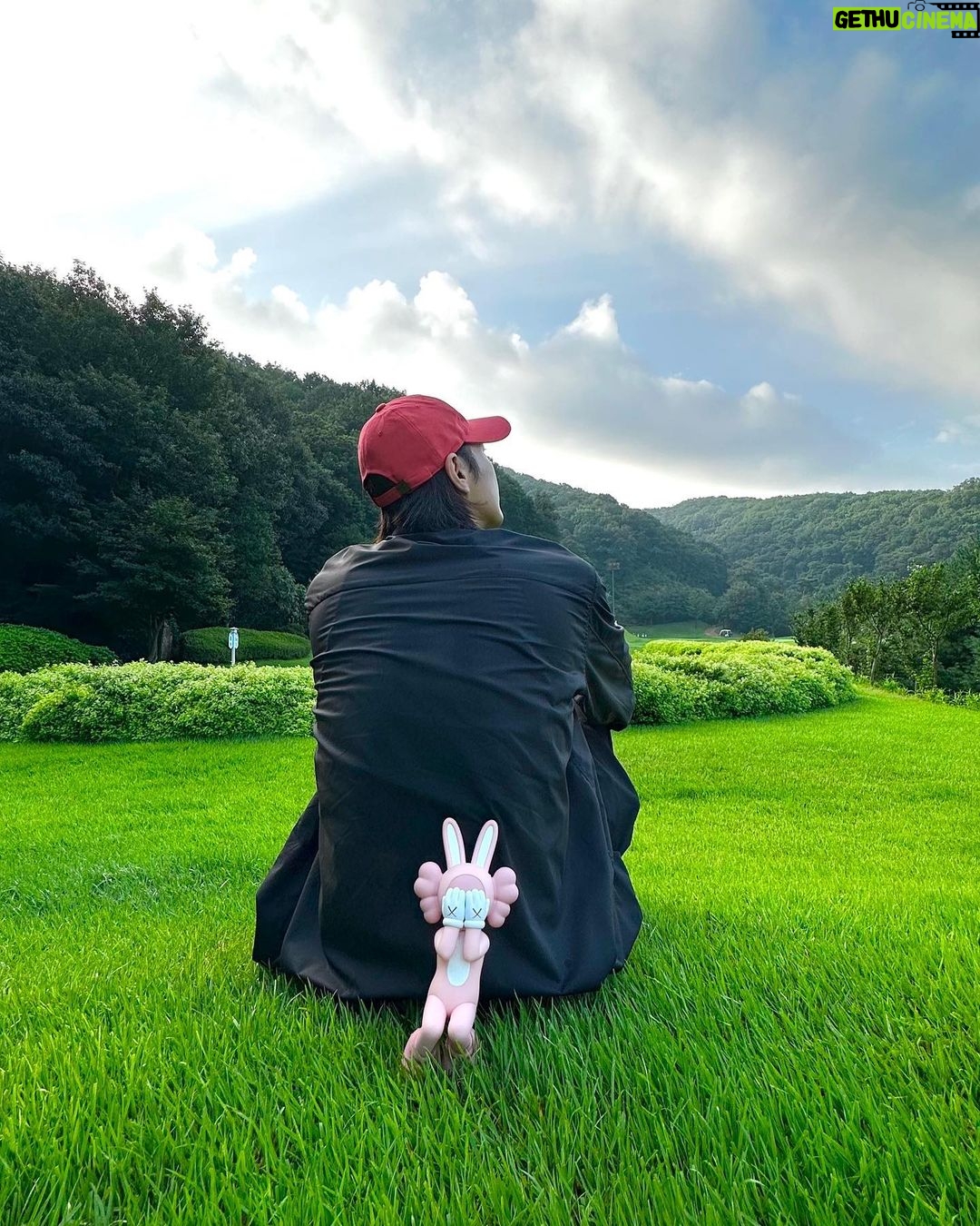 Kim Young-kwang Instagram - #Kaws ę°ě´ 골í đď¸đď¸ @ssunw đ¸
