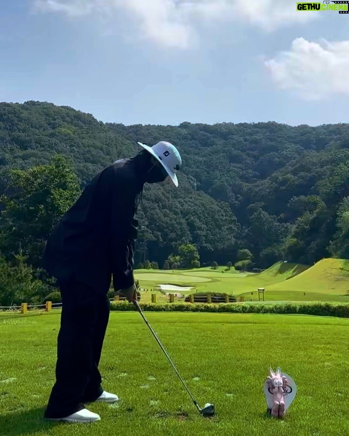 Kim Young-kwang Instagram - #Kaws ę°ě´ 골í đď¸đď¸ @ssunw đ¸