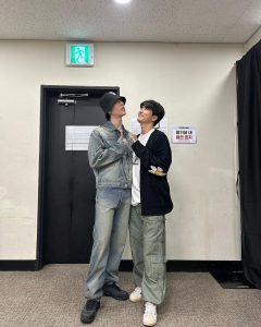 Kim Yu-gyeom Instagram - 🐍🦦🌼🐥 뱀이 콘서트인데 우리끼리 찍었닼ㅋㅋㅋㅋㅋ @jaybnow.hr ㅋㅋㅋㅋㅋㅋㅋㅋ