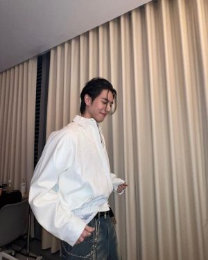 Kim Yu-gyeom Instagram - ⬜️⬜️⬜️⚪️🦢🕊️