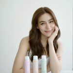 Kimberly Ann Voltemas Instagram - เพิ่มความชุ่มชื้น สดชื่นรับซัมเมอร์ไปกับคิม กลับมาอีกครั้งกับสเปรย์น้ำแร่ตัวดัง evian Facial Mist *จากแหล่งน้ำแร่ธรรมชาติ เทือกเขาแอลป์ประเทศฝรั่งเศส* มาพร้อม 3 สูตรใหม่! ด้วยนวัตกรรมสเปรย์น้ำแร่ออร์แกนิคบำรุงผิวที่ให้ความชุ่มชื้นแก่ผิวหน้า ให้ดูผิวอิ่มน้ำ และเซ็ตเมคอัพให้ติดทนนานตลอดทั้งวันแบบไม่ต้องเติม เหมาะกับทุกสภาพผิว กับกลิ่นหอมอ่อนๆ ให้ฟีลสดชื่น ผิวสวย ฉ่ำ โกลว์ ฉีดได้ตลอดเวลาที่ต้องการ หาซื้อได้แล้วที่ EVEANDBOY และ Beautrium ช่องทางออนไลน์ Facebook: evian store, Shopee: evian และ Konvy #evianFacialMist #evianSprayThailand #evianthailand
