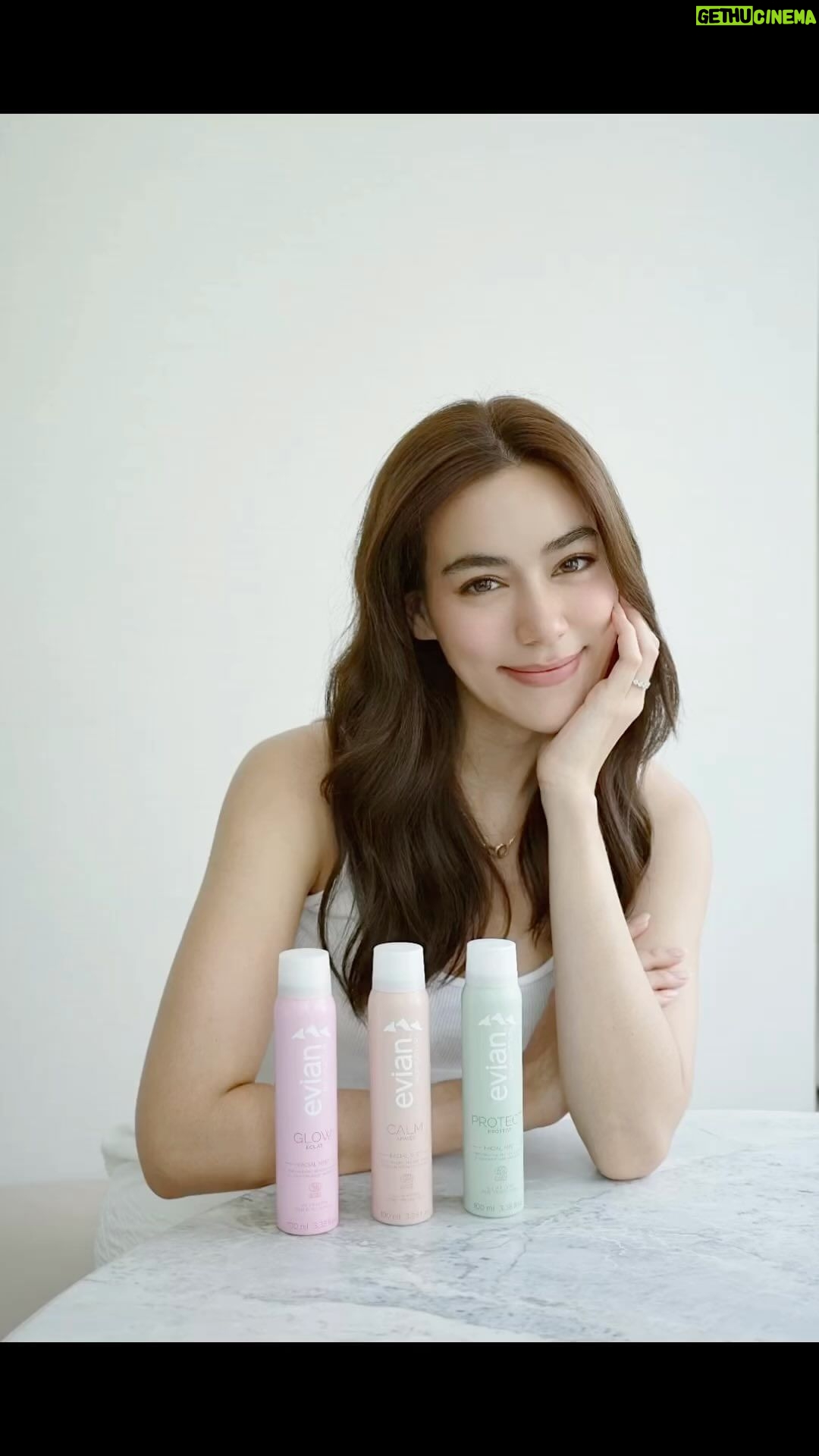 Kimberly Ann Voltemas Instagram - เพิ่มความชุ่มชื้น สดชื่นรับซัมเมอร์ไปกับคิม กลับมาอีกครั้งกับสเปรย์น้ำแร่ตัวดัง evian Facial Mist *จากแหล่งน้ำแร่ธรรมชาติ เทือกเขาแอลป์ประเทศฝรั่งเศส* มาพร้อม 3 สูตรใหม่! ด้วยนวัตกรรมสเปรย์น้ำแร่ออร์แกนิคบำรุงผิวที่ให้ความชุ่มชื้นแก่ผิวหน้า ให้ดูผิวอิ่มน้ำ และเซ็ตเมคอัพให้ติดทนนานตลอดทั้งวันแบบไม่ต้องเติม เหมาะกับทุกสภาพผิว กับกลิ่นหอมอ่อนๆ ให้ฟีลสดชื่น ผิวสวย ฉ่ำ โกลว์ ฉีดได้ตลอดเวลาที่ต้องการ หาซื้อได้แล้วที่ EVEANDBOY และ Beautrium ช่องทางออนไลน์ Facebook: evian store, Shopee: evian และ Konvy #evianFacialMist #evianSprayThailand #evianthailand