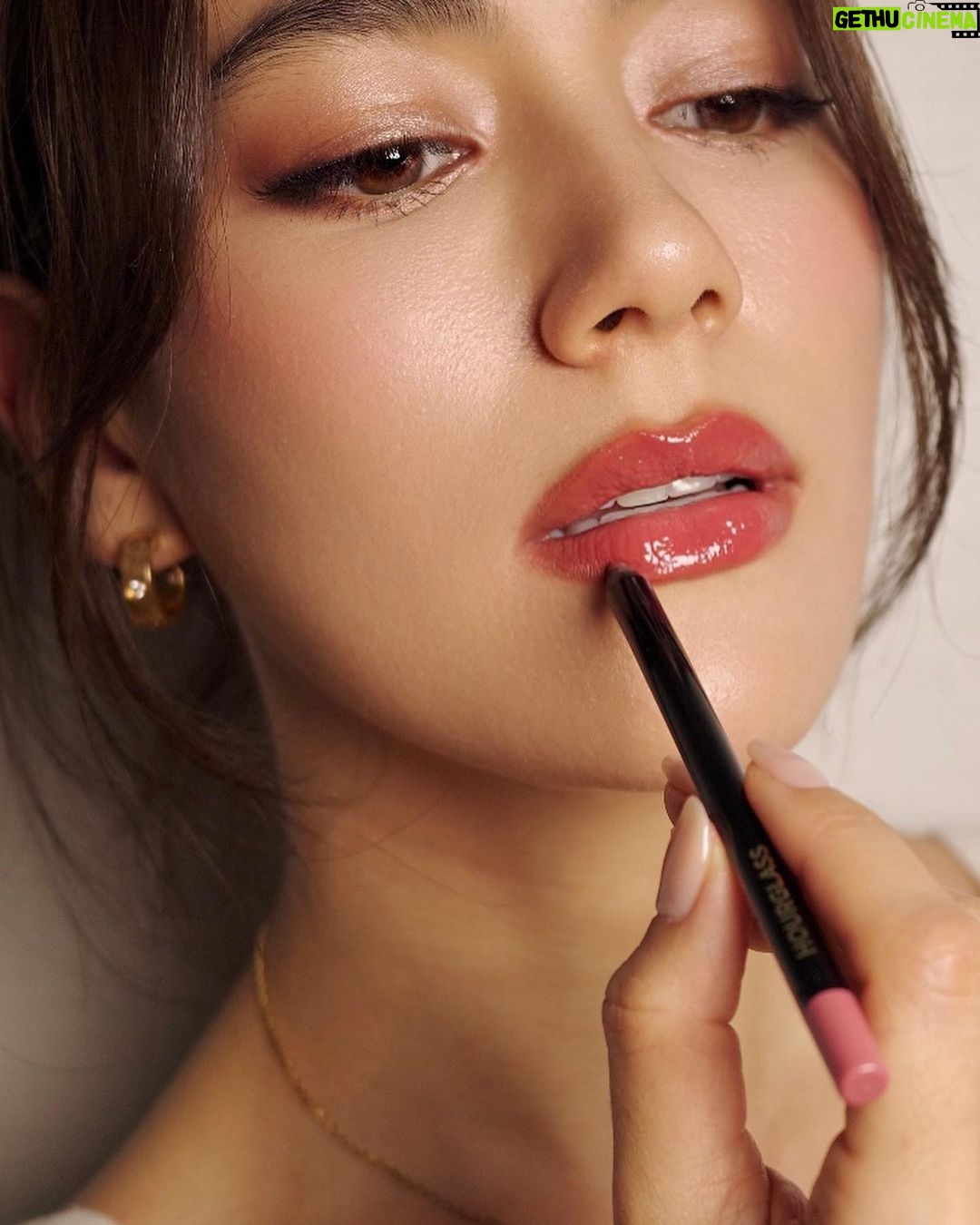 Kimberly Ann Voltemas Instagram - Effect without effort. Resuming with a new lip look that features bolder lips with soft mattes and high shine power ð Iâm wearing: - Shape & Sculpt Lip Liner (Tempt) - Phantom Volumizing Glossy Balm (Slip) #HourglassCosmeticsThailand āļĄāļĩāļ§āļēāļāļāļģāļŦāļāđāļēāļĒāļāļĩāđāđāļāļēāļāđāđāļāļāļĢāđāļāļēāļ§āļĢāđāļāļĨāļēāļŠ āļāļļāļāļŠāļēāļāļē, Central Online, M Online, Sephora āļāļļāļāļŠāļēāļāļē Line Official Account @hourglasscosmetics