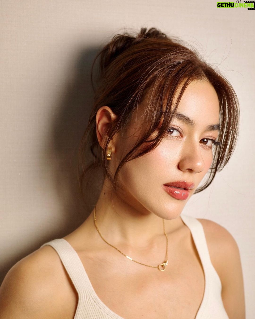 Kimberly Ann Voltemas Instagram - Effect without effort. Resuming with a new lip look that features bolder lips with soft mattes and high shine power ð Iâm wearing: - Shape & Sculpt Lip Liner (Tempt) - Phantom Volumizing Glossy Balm (Slip) #HourglassCosmeticsThailand āļĄāļĩāļ§āļēāļāļāļģāļŦāļāđāļēāļĒāļāļĩāđāđāļāļēāļāđāđāļāļāļĢāđāļāļēāļ§āļĢāđāļāļĨāļēāļŠ āļāļļāļāļŠāļēāļāļē, Central Online, M Online, Sephora āļāļļāļāļŠāļēāļāļē Line Official Account @hourglasscosmetics