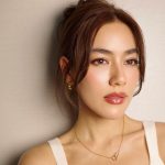 Kimberly Ann Voltemas Instagram - Effect without effort. Resuming with a new lip look that features bolder lips with soft mattes and high shine power 👄 I’m wearing: - Shape & Sculpt Lip Liner (Tempt) - Phantom Volumizing Glossy Balm (Slip) #HourglassCosmeticsThailand มีวางจำหน่ายที่เคาน์เตอร์อาวร์กลาส ทุกสาขา, Central Online, M Online, Sephora ทุกสาขา Line Official Account @hourglasscosmetics