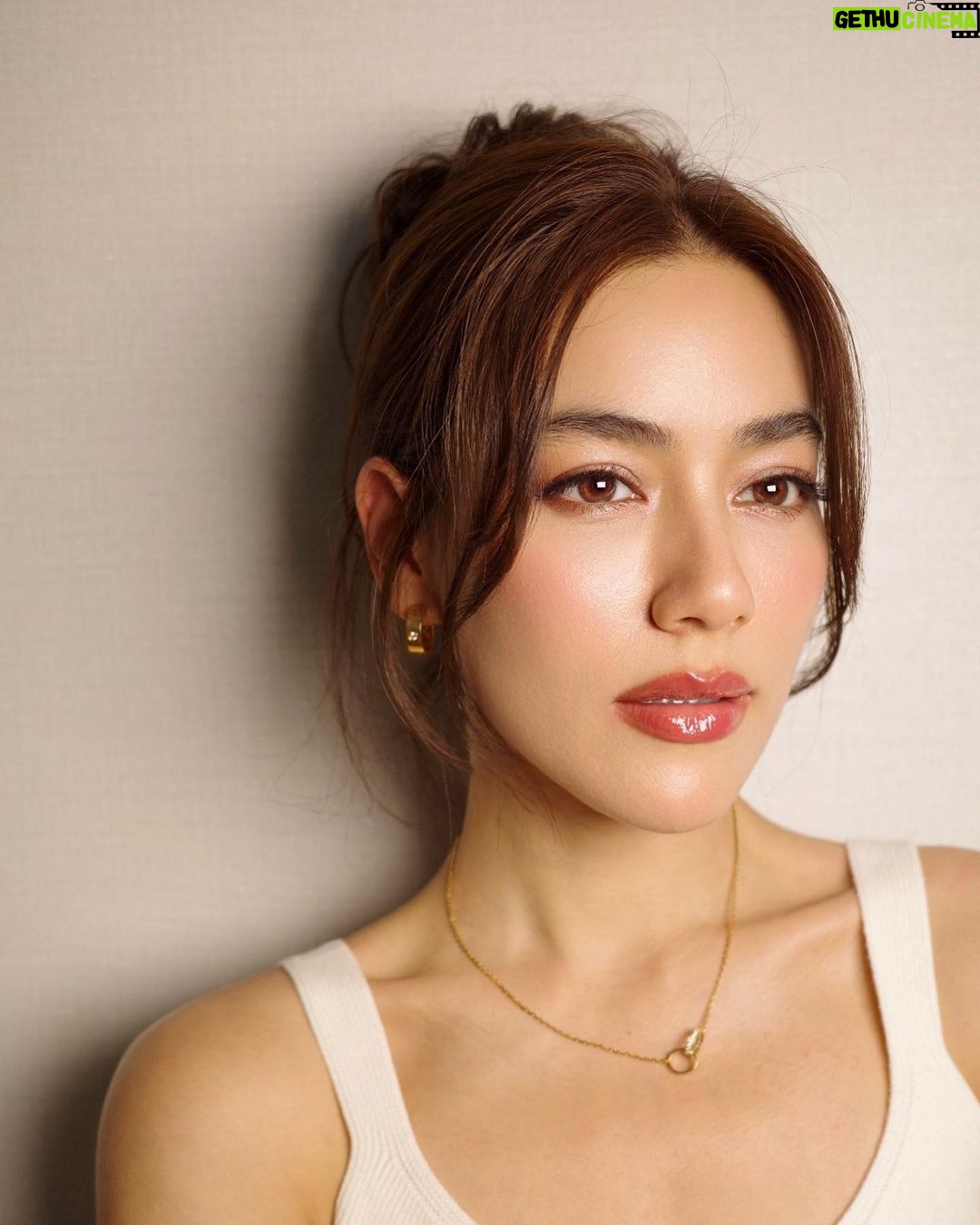 Kimberly Ann Voltemas Instagram - Effect without effort. Resuming with a new lip look that features bolder lips with soft mattes and high shine power ð Iâm wearing: - Shape & Sculpt Lip Liner (Tempt) - Phantom Volumizing Glossy Balm (Slip) #HourglassCosmeticsThailand āļĄāļĩāļ§āļēāļāļāļģāļŦāļāđāļēāļĒāļāļĩāđāđāļāļēāļāđāđāļāļāļĢāđāļāļēāļ§āļĢāđāļāļĨāļēāļŠ āļāļļāļāļŠāļēāļāļē, Central Online, M Online, Sephora āļāļļāļāļŠāļēāļāļē Line Official Account @hourglasscosmetics