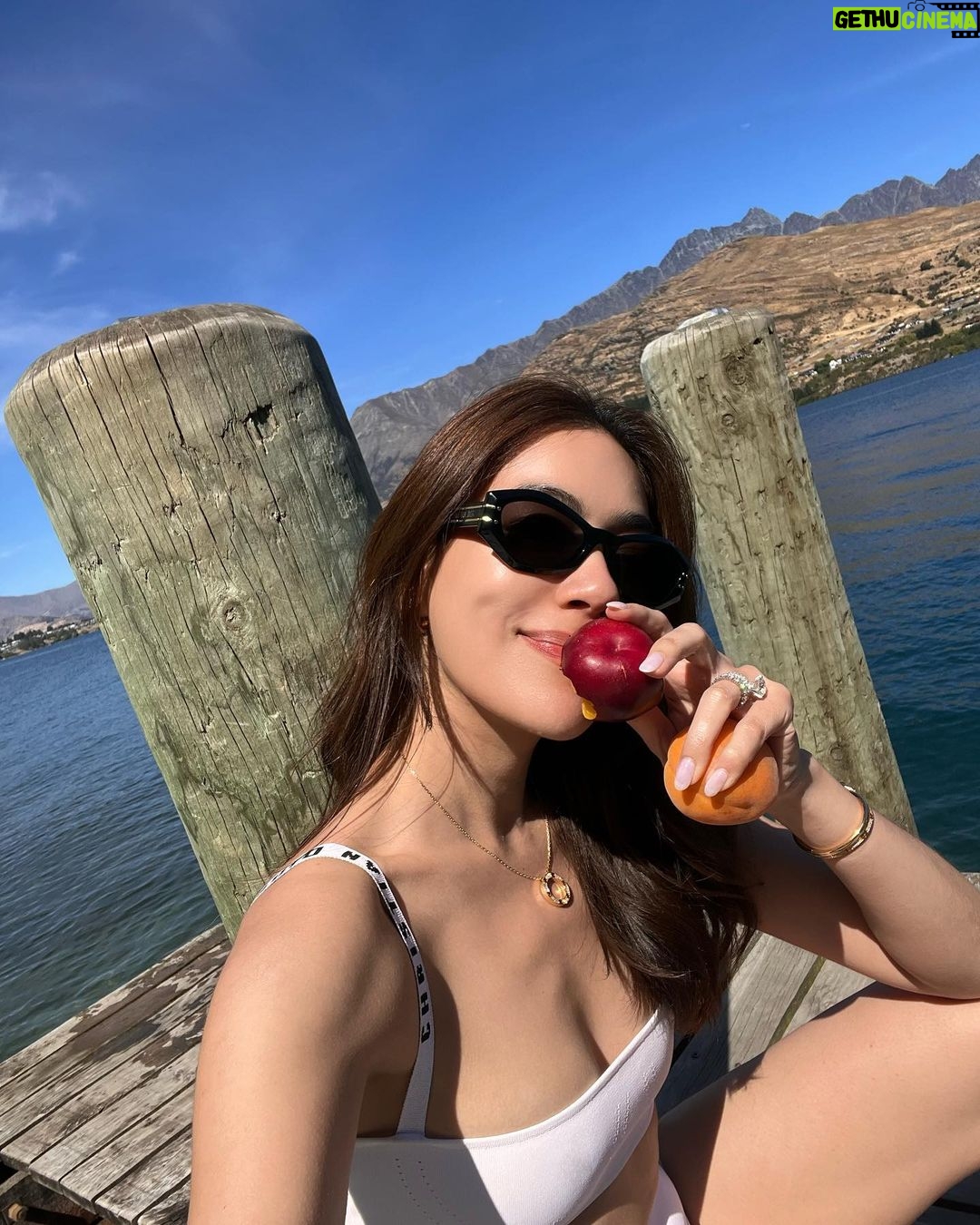 Kimberly Ann Voltemas Instagram - Was gonna jump in the lake but! way too cold for me!! Thank you next.. ถ่ายรูปเล่นวนไปค่ะ 🍑💙🌞 Queenstown, New Zealand