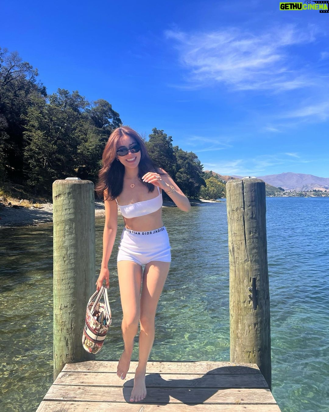 Kimberly Ann Voltemas Instagram - Was gonna jump in the lake but! way too cold for me!! Thank you next.. ถ่ายรูปเล่นวนไปค่ะ 🍑💙🌞 Queenstown, New Zealand