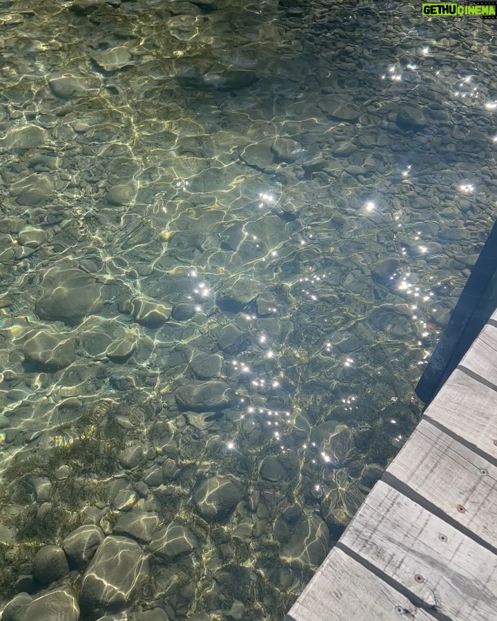 Kimberly Ann Voltemas Instagram - Was gonna jump in the lake but! way too cold for me!! Thank you next.. ถ่ายรูปเล่นวนไปค่ะ 🍑💙🌞 Queenstown, New Zealand