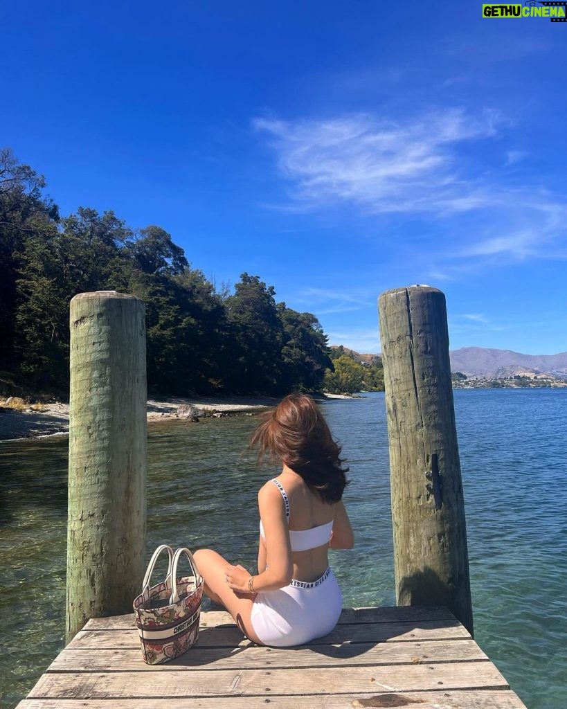 Kimberly Ann Voltemas Instagram - Was gonna jump in the lake but! way too cold for me!! Thank you next.. ถ่ายรูปเล่นวนไปค่ะ 🍑💙🌞 Queenstown, New Zealand
