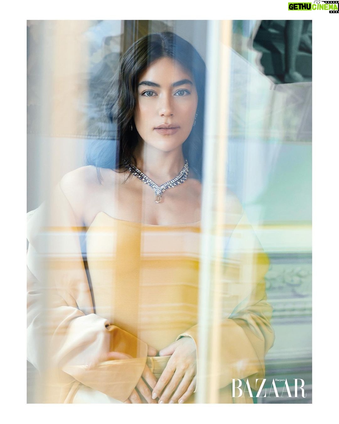 Kimberly Ann Voltemas Instagram - ฮาร์เปอร์ส บาซาร์ ประเทศไทย ฉบับเดือน ธันวาคม 2023 ภายใต้ความพิเศษในรูปแบบ Double Issue พร้อมร่วมนับถอยหลังเข้าสู่ศักราชใหม่ด้วยความงามเจิดจรัส ของ „คิมเบอร์ลี่ แอน โวลเทมัส“ Friend of Cartier ประเทศไทย ในลุคสวยสง่าสุดล้ำค่าจากคอลเลกชั่นเครื่อง ประดับชั้นสูง Le Voyage Recommence จาก Cartier คิมเบอร์ลี่ สวมสร้อยคอและต่างหู รุ่น GIRIH โดดเด่นด้วยความ ามและความกลมกลืนระหว่างมรกตจากแซมเบียและ เทอร์คอยส์ที่ถูกเจียระไนเป็นรูปทรงกราฟิกพิเศษ ช่างภาพ: @nicolonovelli Editor-in-Chief และครีเอทีฟไดเร็กเตอร์: @hoxtonian สไตลิสต์: @pablo_patane นางแบบ: @kimmy_kimberley ทำผม: @mimmomucci_124om ผู้ช่วยช่างภาพ: @vanferreiravf ผู้ช่วยสไตลิสต์: @alecasastylist สถานที่: @villarealemarlia #BAZAARThailand #BAZAARDecemberIssue #Cartier #CartierThailand #CartierHighJewelry #LeVoyageRecommence