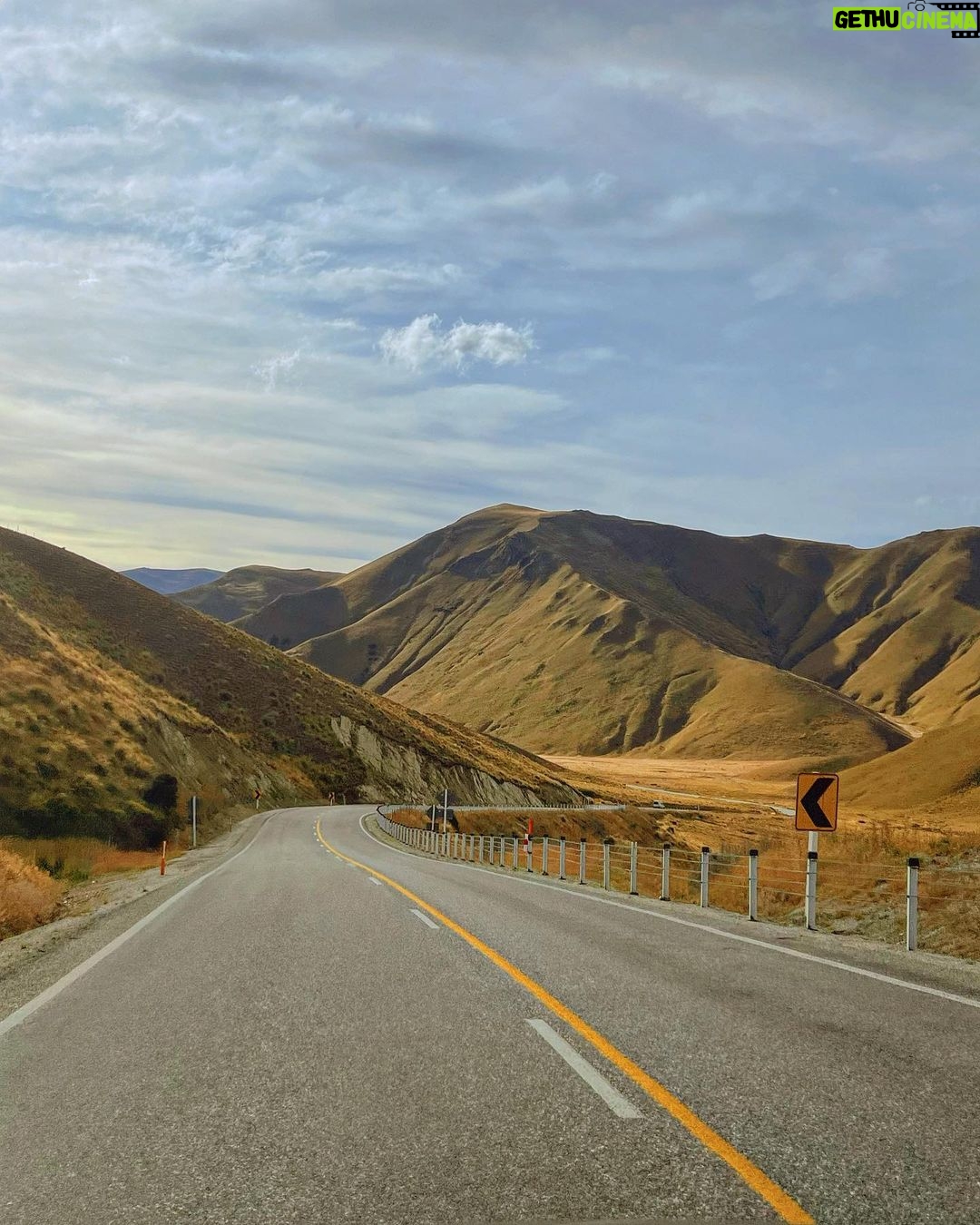 Kimberly Ann Voltemas Instagram - Lindis pass & hot tubs ⛰️♨️ Lindis Pass, New Zealand