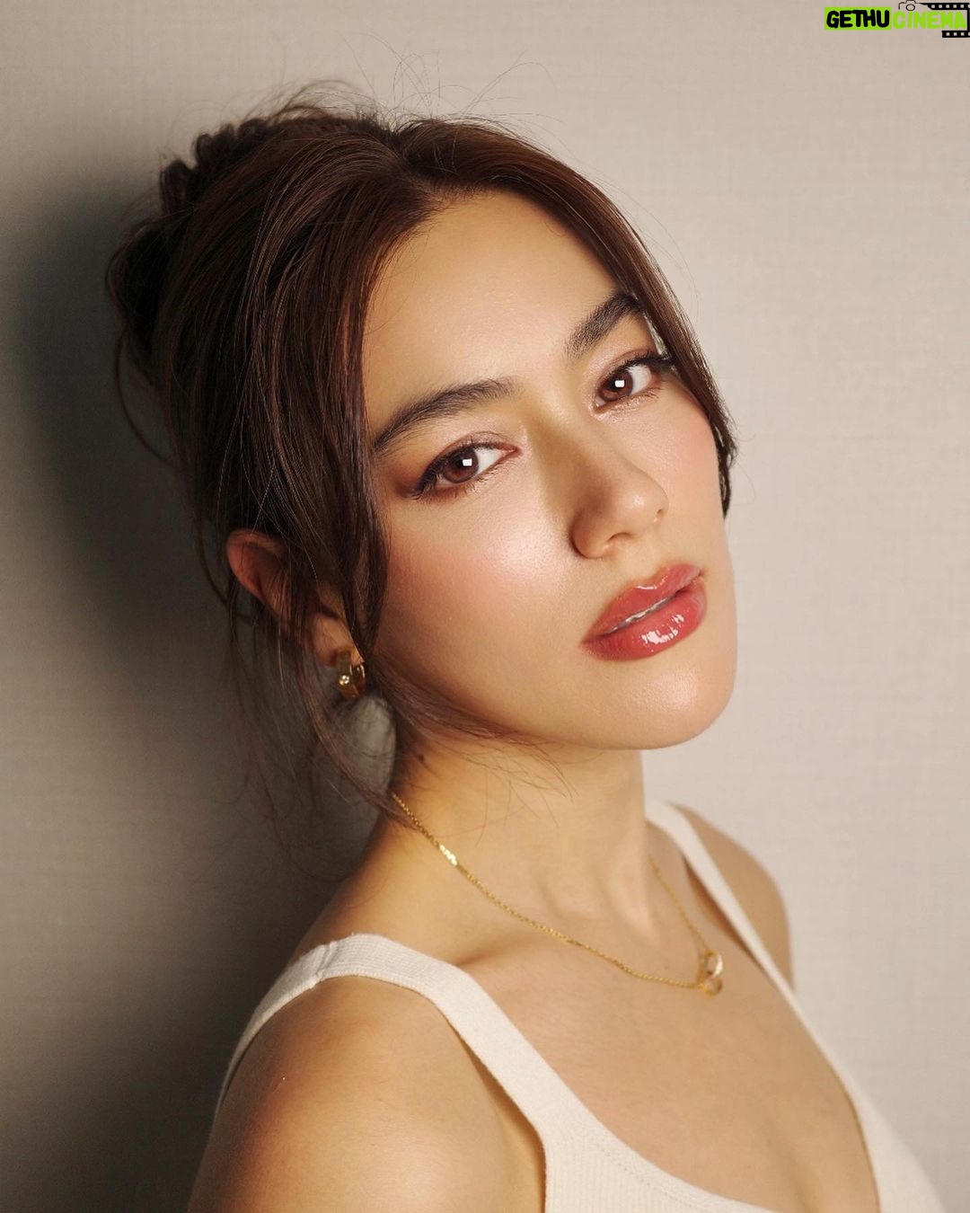 Kimberly Ann Voltemas Instagram - Effect without effort. Resuming with a new lip look that features bolder lips with soft mattes and high shine power ð Iâm wearing: - Shape & Sculpt Lip Liner (Tempt) - Phantom Volumizing Glossy Balm (Slip) #HourglassCosmeticsThailand āļĄāļĩāļ§āļēāļāļāļģāļŦāļāđāļēāļĒāļāļĩāđāđāļāļēāļāđāđāļāļāļĢāđāļāļēāļ§āļĢāđāļāļĨāļēāļŠ āļāļļāļāļŠāļēāļāļē, Central Online, M Online, Sephora āļāļļāļāļŠāļēāļāļē Line Official Account @hourglasscosmetics