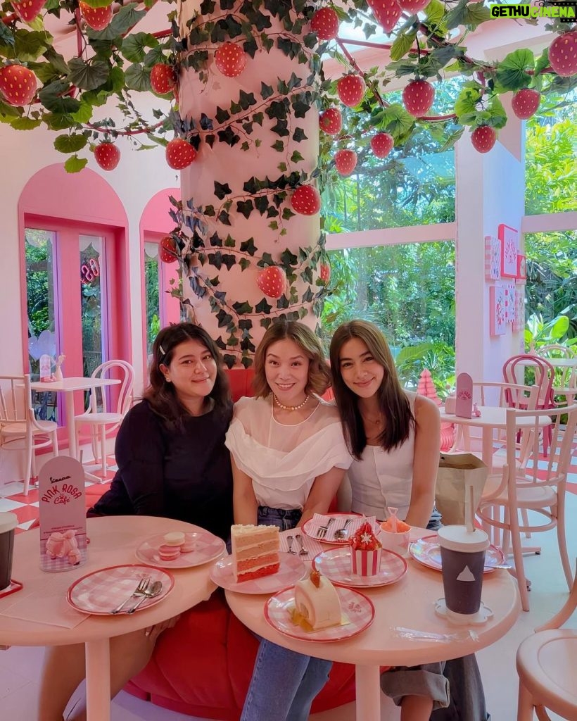 Kimberly Ann Voltemas Instagram - Super cute brunch with the ladies, so lovely to see you today naka @gift_techa 💗 @pinkrosacafe @vespathailand