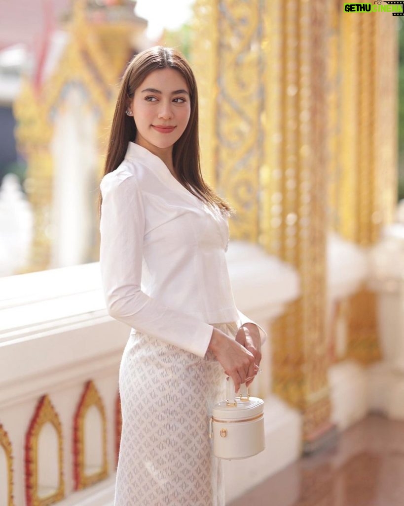 Kimberly Ann Voltemas Instagram - 32🕯️✨Grateful to have you all here today naka✨ My Beautiful Thai dress @chanruennakha สังฆทานงามๆ @ingfhanabun Gorgeous cake @erte_cafe Delicious Catering Pattama Kasamsuk วัดโพธิ์ทอง _ หลวงพ่อวราห์_ พญาครุฑ