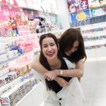 Kimberly Ann Voltemas Instagram - มอบความสุขส่งท้ายปีกับ The Styler Specialty พี่สาวสุดที่รักของคิม @annethong 🫶🏼❤️ ชวนมาเปิดบ้านใหม่อย่าง EMSPHERE ทั้งที งานนี้คิมจะอ้อนให้พี่แอนซื้อของให้คิมสักล้าน M Point ไปเลย! มาดูกันว่าพี่แอนจะยอมคิมไหมได้ใน The Styler Specialty #สไตล์ไม่ลับฉบับคนพิเศษ ทาง Facebook : The Styler และทาง Youtube : The Mall Group นะคะ #TheStyler #TheStylerSpecialty #สไตล์ไม่ลับฉบับคนพิเศษ #Annethong #Kimberley #EMDISTRICT #EMPORIUM #EMQUARTIER #EMSPHERE #MCard #themallgroup Emsphere at EM District
