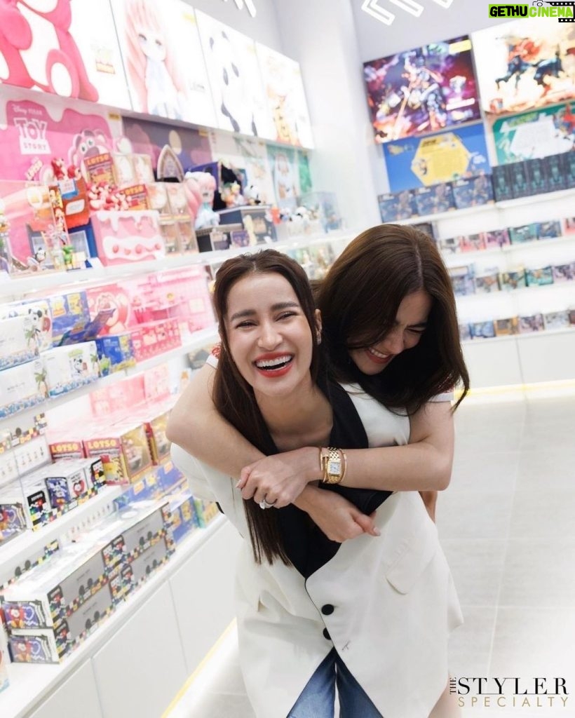 Kimberly Ann Voltemas Instagram - มอบความสุขส่งท้ายปีกับ The Styler Specialty พี่สาวสุดที่รักของคิม @annethong 🫶🏼❤️ ชวนมาเปิดบ้านใหม่อย่าง EMSPHERE ทั้งที งานนี้คิมจะอ้อนให้พี่แอนซื้อของให้คิมสักล้าน M Point ไปเลย! มาดูกันว่าพี่แอนจะยอมคิมไหมได้ใน The Styler Specialty #สไตล์ไม่ลับฉบับคนพิเศษ ทาง Facebook : The Styler และทาง Youtube : The Mall Group นะคะ #TheStyler #TheStylerSpecialty #สไตล์ไม่ลับฉบับคนพิเศษ #Annethong #Kimberley #EMDISTRICT #EMPORIUM #EMQUARTIER #EMSPHERE #MCard #themallgroup Emsphere at EM District