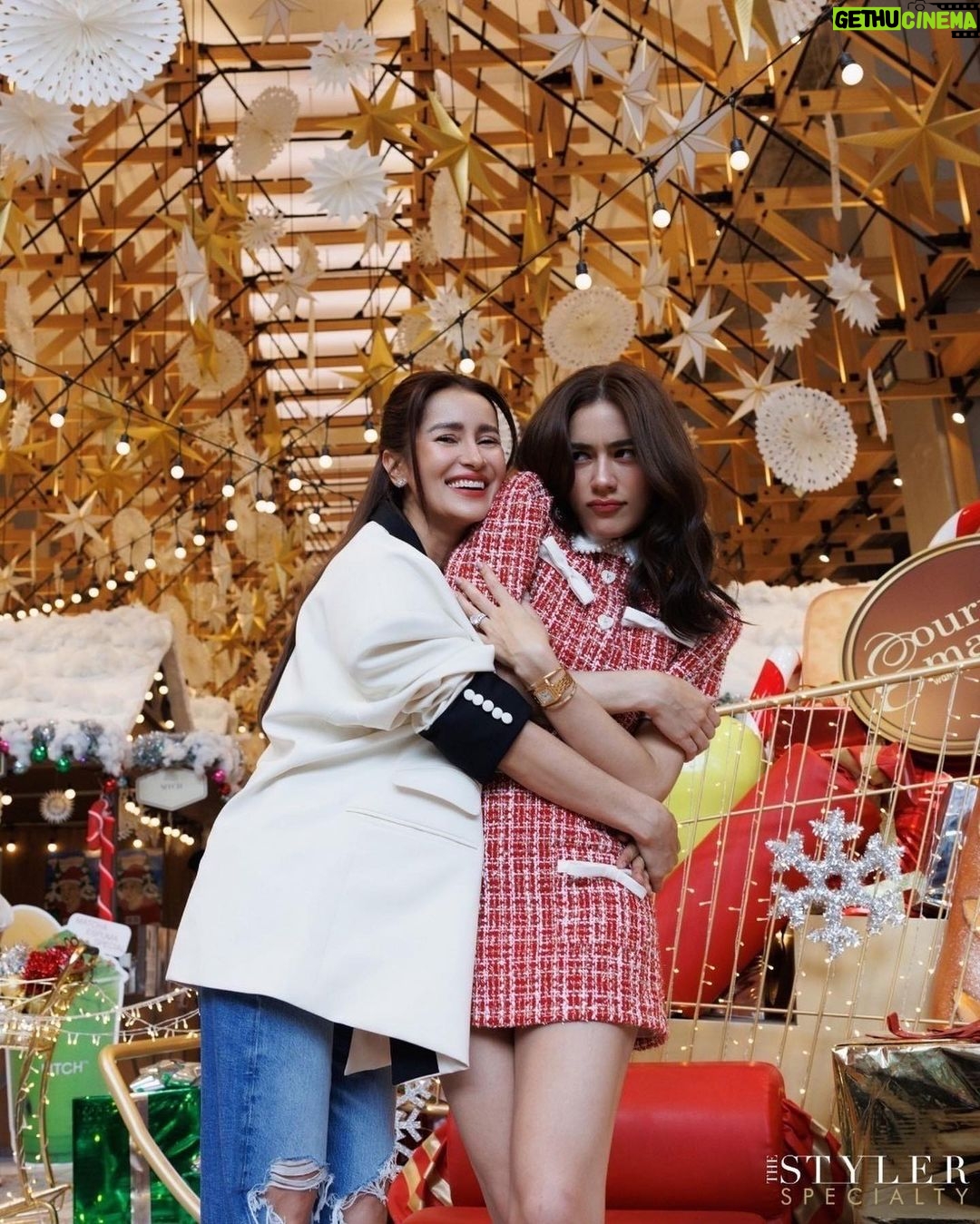 Kimberly Ann Voltemas Instagram - มอบความสุขส่งท้ายปีกับ The Styler Specialty พี่สาวสุดที่รักของคิม @annethong 🫶🏼❤️ ชวนมาเปิดบ้านใหม่อย่าง EMSPHERE ทั้งที งานนี้คิมจะอ้อนให้พี่แอนซื้อของให้คิมสักล้าน M Point ไปเลย! มาดูกันว่าพี่แอนจะยอมคิมไหมได้ใน The Styler Specialty #สไตล์ไม่ลับฉบับคนพิเศษ ทาง Facebook : The Styler และทาง Youtube : The Mall Group นะคะ #TheStyler #TheStylerSpecialty #สไตล์ไม่ลับฉบับคนพิเศษ #Annethong #Kimberley #EMDISTRICT #EMPORIUM #EMQUARTIER #EMSPHERE #MCard #themallgroup Emsphere at EM District