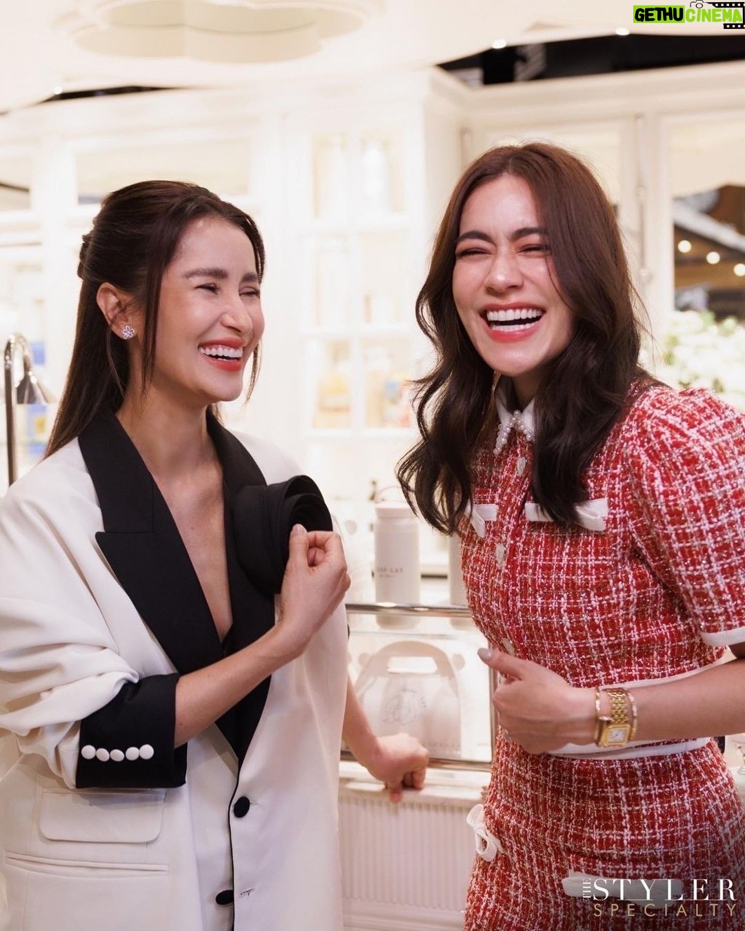 Kimberly Ann Voltemas Instagram - มอบความสุขส่งท้ายปีกับ The Styler Specialty พี่สาวสุดที่รักของคิม @annethong 🫶🏼❤️ ชวนมาเปิดบ้านใหม่อย่าง EMSPHERE ทั้งที งานนี้คิมจะอ้อนให้พี่แอนซื้อของให้คิมสักล้าน M Point ไปเลย! มาดูกันว่าพี่แอนจะยอมคิมไหมได้ใน The Styler Specialty #สไตล์ไม่ลับฉบับคนพิเศษ ทาง Facebook : The Styler และทาง Youtube : The Mall Group นะคะ #TheStyler #TheStylerSpecialty #สไตล์ไม่ลับฉบับคนพิเศษ #Annethong #Kimberley #EMDISTRICT #EMPORIUM #EMQUARTIER #EMSPHERE #MCard #themallgroup Emsphere at EM District