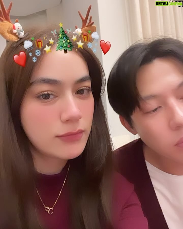 Kimberly Ann Voltemas Instagram - Merry Christmas from us naka ♥️🎄🍷 25.12.2023 #Bordeauxcolor