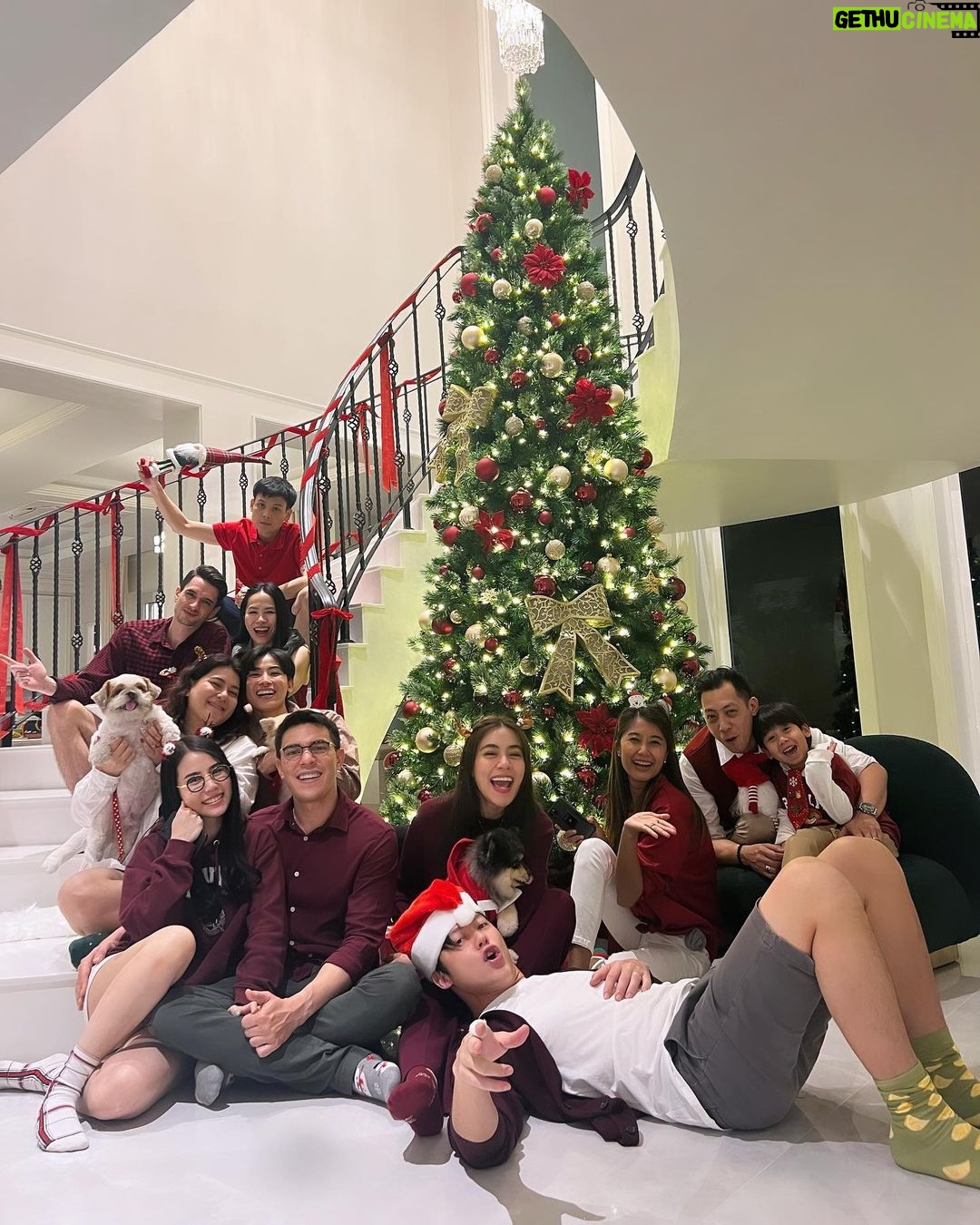 Kimberly Ann Voltemas Instagram - Merry Christmas from us naka ♥️🎄🍷 25.12.2023 #Bordeauxcolor