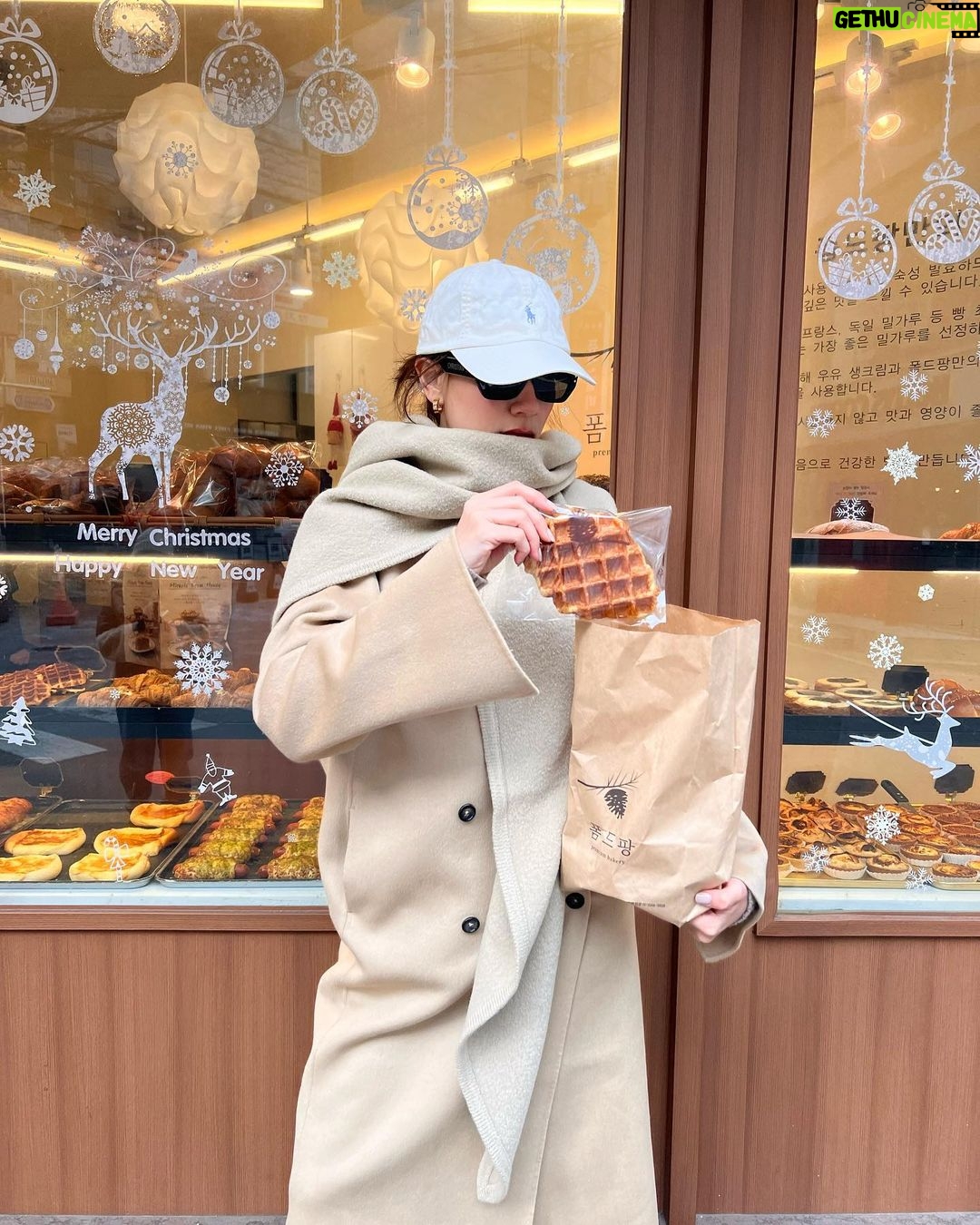 Kimberly Ann Voltemas Instagram - Major coziness 🤍 🥐🥖🥯🥘🫕