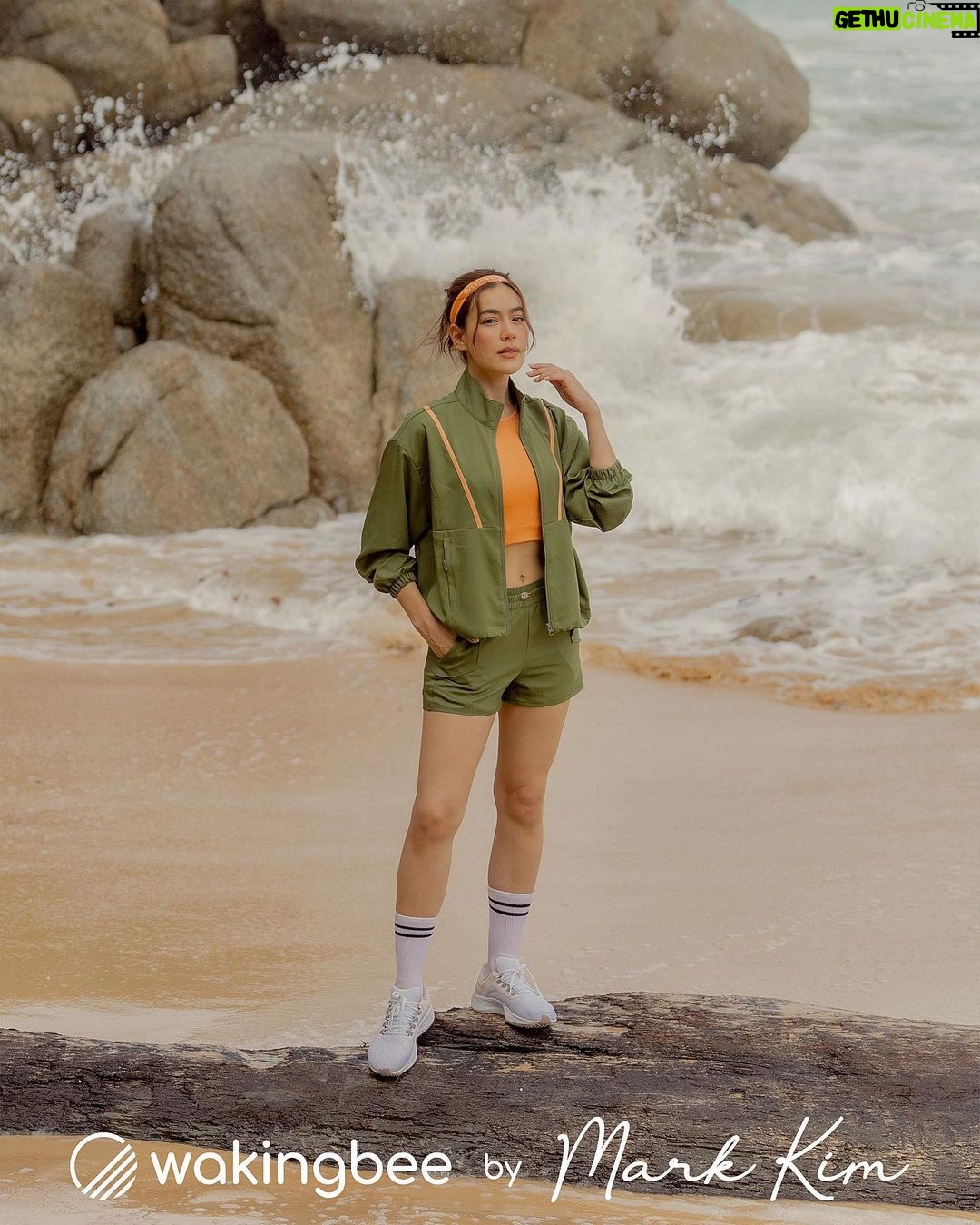 Kimberly Ann Voltemas Instagram - I’m lovin this drop so much!🤍✨ คิมกับพี่หมากชอบออกกำลังกายมากกก และในที่สุดวันนี้เราก็มีคอลเลคชั่นชุดออกกำลังกายของตัวเองแล้วค่าา Wooohooo✨ “Wakingbee By Mark Kim - Activewear Collection“ ดร็อปสองของคอลเลคชั่นสุดพิเศษที่คิมกับพี่หมากช่วยกันออกแบบจากประสบการณ์การใช้งานจริง รับรองว่าตอบโจทย์แอคทีฟไลฟ์สไตล์ของทุกคนแน่นอน ไปช้อปกันได้เลยที่ wakingbee.com และที่ช็อปของเวคกิ้งบีนะคะ @wakingbee #WakingbeeByMarkKim #Wakingbee