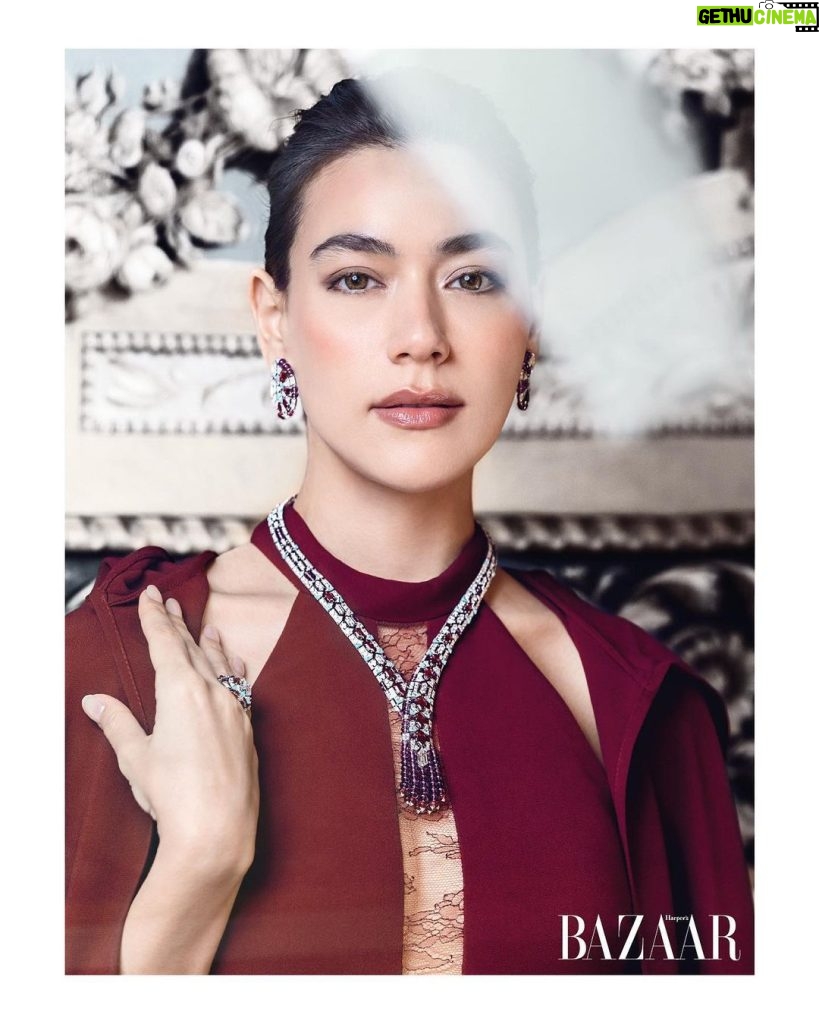 Kimberly Ann Voltemas Instagram - ฮาร์เปอร์ส บาซาร์ ประเทศไทย ฉบับเดือน ธันวาคม 2023 ภายใต้ความพิเศษในรูปแบบ Double Issue พร้อมร่วมนับถอยหลังเข้าสู่ศักราชใหม่ด้วยความงามเจิดจรัส ของ „คิมเบอร์ลี่ แอน โวลเทมัส“ Friend of Cartier ประเทศไทย ในลุคสวยสง่าสุดล้ำค่าจากคอลเลกชั่นเครื่อง ประดับชั้นสูง Le Voyage Recommence จาก Cartier คิมเบอร์ลี่ สวมสร้อยคอและต่างหู รุ่น GIRIH โดดเด่นด้วยความ ามและความกลมกลืนระหว่างมรกตจากแซมเบียและ เทอร์คอยส์ที่ถูกเจียระไนเป็นรูปทรงกราฟิกพิเศษ ช่างภาพ: @nicolonovelli Editor-in-Chief และครีเอทีฟไดเร็กเตอร์: @hoxtonian สไตลิสต์: @pablo_patane นางแบบ: @kimmy_kimberley ทำผม: @mimmomucci_124om ผู้ช่วยช่างภาพ: @vanferreiravf ผู้ช่วยสไตลิสต์: @alecasastylist สถานที่: @villarealemarlia #BAZAARThailand #BAZAARDecemberIssue #Cartier #CartierThailand #CartierHighJewelry #LeVoyageRecommence