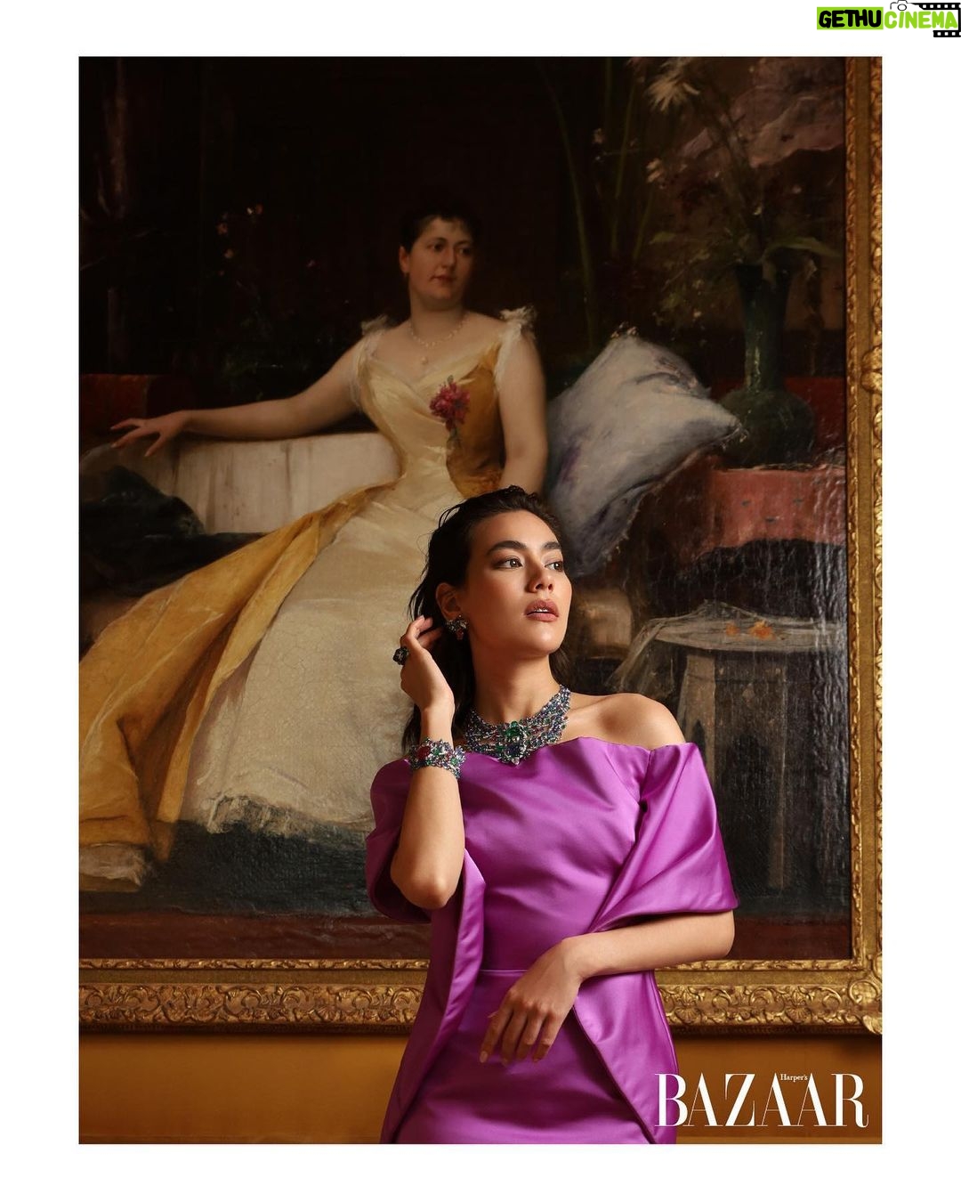 Kimberly Ann Voltemas Instagram - ฮาร์เปอร์ส บาซาร์ ประเทศไทย ฉบับเดือน ธันวาคม 2023 ภายใต้ความพิเศษในรูปแบบ Double Issue พร้อมร่วมนับถอยหลังเข้าสู่ศักราชใหม่ด้วยความงามเจิดจรัส ของ „คิมเบอร์ลี่ แอน โวลเทมัส“ Friend of Cartier ประเทศไทย ในลุคสวยสง่าสุดล้ำค่าจากคอลเลกชั่นเครื่อง ประดับชั้นสูง Le Voyage Recommence จาก Cartier คิมเบอร์ลี่ สวมสร้อยคอและต่างหู รุ่น GIRIH โดดเด่นด้วยความ ามและความกลมกลืนระหว่างมรกตจากแซมเบียและ เทอร์คอยส์ที่ถูกเจียระไนเป็นรูปทรงกราฟิกพิเศษ ช่างภาพ: @nicolonovelli Editor-in-Chief และครีเอทีฟไดเร็กเตอร์: @hoxtonian สไตลิสต์: @pablo_patane นางแบบ: @kimmy_kimberley ทำผม: @mimmomucci_124om ผู้ช่วยช่างภาพ: @vanferreiravf ผู้ช่วยสไตลิสต์: @alecasastylist สถานที่: @villarealemarlia #BAZAARThailand #BAZAARDecemberIssue #Cartier #CartierThailand #CartierHighJewelry #LeVoyageRecommence