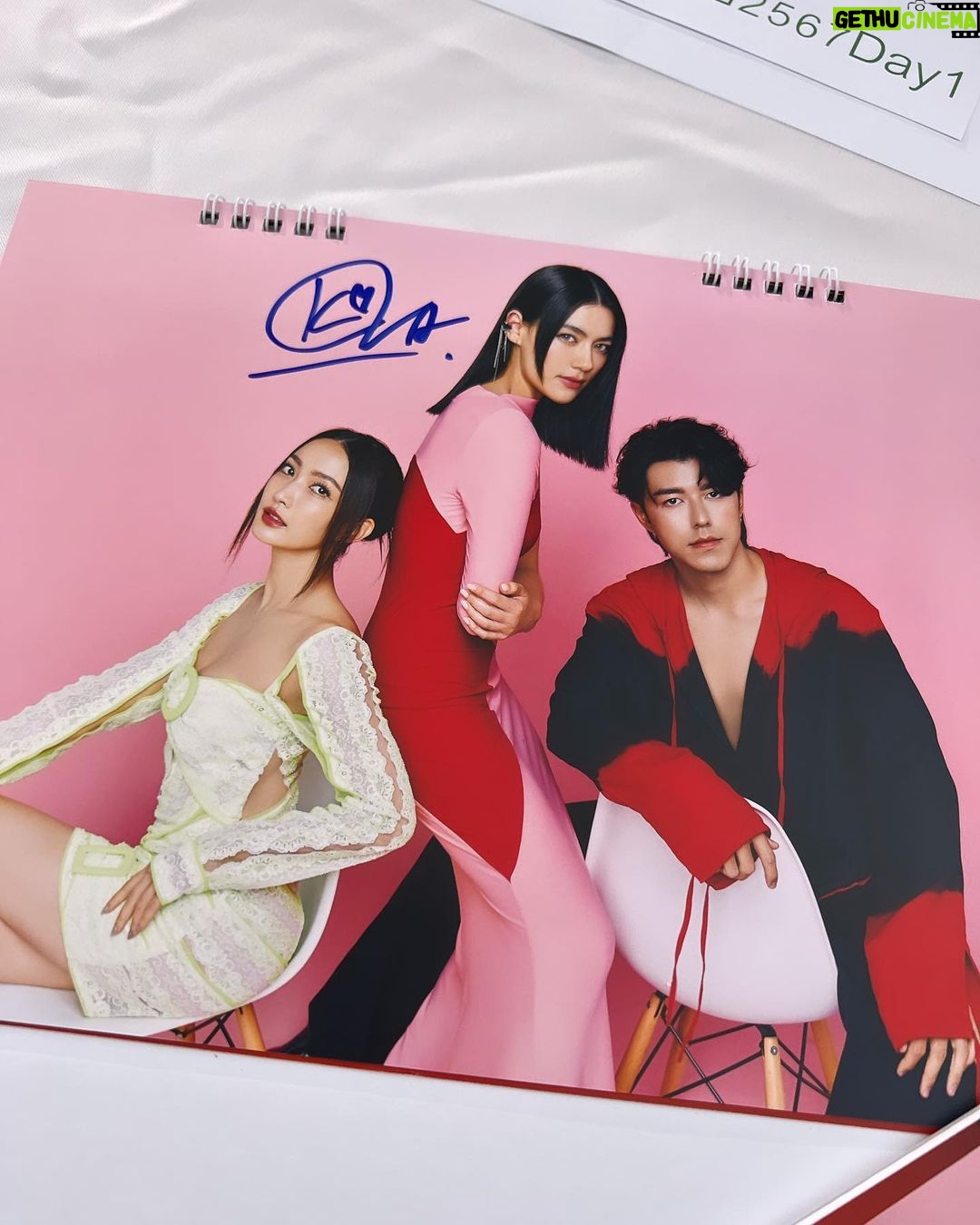 Kimberly Ann Voltemas Instagram - Signing ch3 2024 calendars for our beloved fans βπΌπ€ @dior #DiorCruise #ladydior