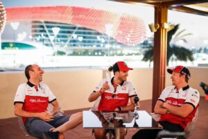 Kimi Räikkönen Instagram - 2020 done. Weird season but we made it through. Thanks to everyone in the team for your hard work!!!