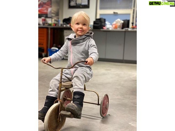 Kimi Räikkönen Instagram - Old school sunday and my dad’s old bike was part of it.