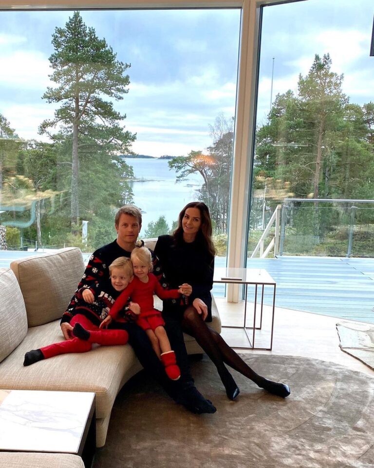 Kimi Räikkönen Instagram - Merry Christmas from family RAI. Stay classy!