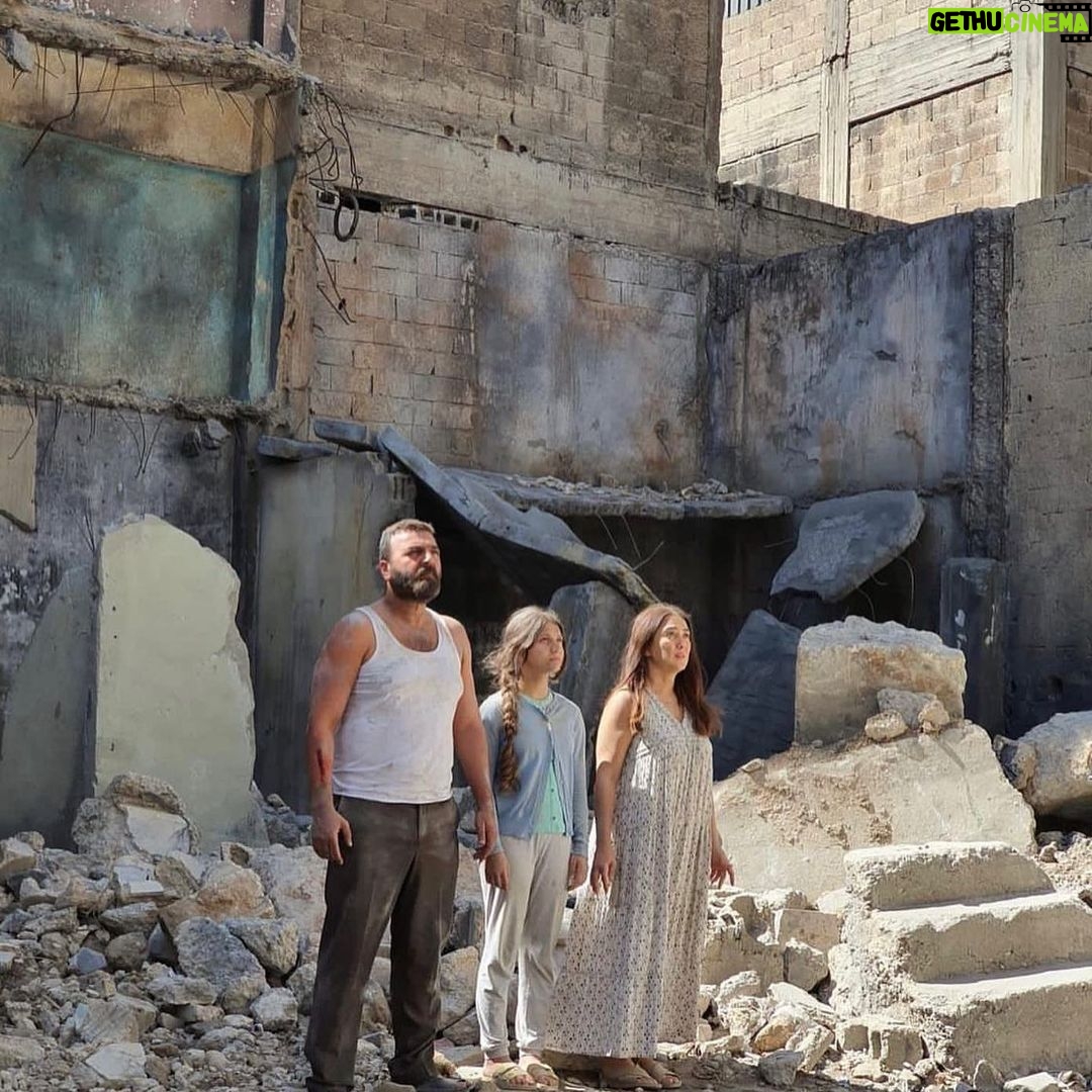 Kinda Alloush Instagram - الحمدلله سعيدة وممتنة بفوز الفيلم السوري #نزوح بجائزة الجمهور في مهرجان ڤينيسيا السينمائي.. مبرووووك لكل طاقم الفيلم مبروووك للصديقة المخرجة والمؤلفة سؤدد كعدان الجائزة بعد المجهود الجبار مبرووك صديقي الرائع سامر مبروك حلا ونزار.. وكل فرد شارك في صنع هذا الفيلم.. 🙏🙏❤️❤️ Thanks God, I am very happy and grateful that our movie #Nezouh won the Audience Award at Venice international Film Festival... congratulations to all Cast & crew, congratulations to my friend the writer and director Soudade Kaadan for her tremendous efforts, congratulations Samer, Hala and Nizar.. #nezouh #nezouhmovie #labiennaledivenezia #venicefilmfestival #kindaalloush