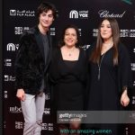 Kinda Alloush Instagram - لقطات من العرض الخاص لفيلم نزوح في مهرجان البحر الأحمر السينمائي.. سعيدة بردود الفعل الرائعة على الفيلم 🙏🙏❤️❤️ مع المخرجة سؤدد كعدان والنجم سامر المصري والنجم الواعد نزار العاني والمنتج يو فيه بحضور النجمة والصديقة صبا مبارك @soudade_kaadan @sameralmasri @its_nizar_alani @yufai.suen @sabamubarak @redseafilm