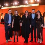 Kinda Alloush Instagram - سعادتي لاتوصف برد الفعل الرائع للجمهور المصري الحبيب في العرض الخاص لفيلم السباحتان #theswimmers من على السجادة الحمراء للعرض الأول للفيلم في الشرق الأوسط في مهرجان القاهرة السينمائي الدولي مع طاقم الفيلم المخرجة الرائعة سالي الحسيني والنجم أحمد مالك والمنتج علي جعفر @sallyelhosaini @jrmalek @netflixmena @netflix @workingtitlefilms @cairofilms