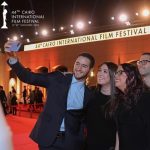 Kinda Alloush Instagram - سعادتي لاتوصف برد الفعل الرائع للجمهور المصري الحبيب في العرض الخاص لفيلم السباحتان #theswimmers من على السجادة الحمراء للعرض الأول للفيلم في الشرق الأوسط في مهرجان القاهرة السينمائي الدولي مع طاقم الفيلم المخرجة الرائعة سالي الحسيني والنجم أحمد مالك والمنتج علي جعفر @sallyelhosaini @jrmalek @netflixmena @netflix @workingtitlefilms @cairofilms