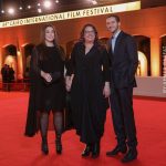 Kinda Alloush Instagram - سعادتي لاتوصف برد الفعل الرائع للجمهور المصري الحبيب في العرض الخاص لفيلم السباحتان #theswimmers من على السجادة الحمراء للعرض الأول للفيلم في الشرق الأوسط في مهرجان القاهرة السينمائي الدولي مع طاقم الفيلم المخرجة الرائعة سالي الحسيني والنجم أحمد مالك والمنتج علي جعفر @sallyelhosaini @jrmalek @netflixmena @netflix @workingtitlefilms @cairofilms