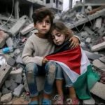 Kinda Alloush Instagram - ليت الأطفال لا يموتون 💔 ليتهم يرفعون الى السماء مؤقتاً ريثما تنتهي الحرب ثم يعودون إلى بيوتهم آمنين ! وحين يسألهم الاهل محتارين: أين كنتم ؟ يقولون فرحين :"كنا نلعب مع النجوم “ غسان كنفاني #أطفال_غزة #غزة_تحت_القصف #فلسطين