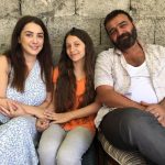 Kinda Alloush Instagram - من سنتين بدأنا رحلة فيلم #نزوح لما سؤدد كعدان صديقة الدراسة والمخرجة السورية الي بعتز فيها بعتتلي النسخة الأولى للفيلم ووقعت بغرامه والسنة الماضية بدأنا عمليات التصوير.. تجربة فيلم ما بتشبه أي تجربة.. عشت كل تفاصيله مع مجموعة من الممثلين والفنانين كنت بغاية السعادة بالتعاون معن وعلى رأسن الصديق سامر المصري.. واليوم تتوجت هي الرحلة بإعلان مشاركة الفيلم بفعاليات مهرجان ڤينيسا السينمائي الدولي.. سعيدة بهالخبر والأهم ان الفيلم يوصل لأكبر عدد من الجمهور يشوفوه ويعجبهم..🙏❤️ Nouzouh’s journey started two years ago when @soudade_kaadan , my Cherished Syrian Director and School friend, sent me the first draft of the screenplay. Immediately, I fell in love with the movie! We started shooting through out last year and the experience was unmatched to say the least! I loved every detail of the project and I was blessed to work with a group of talented artists that truly added to my joy being on set. Today, the journey was awarded by the announcement of participating in the Venice International Film Festival. I’m thrilled with the news and I hope the film reaches a wide array of audiences and hope they enjoy it as much as I did. @soudade_kaadan @labiennale @sameralmasri #nezouhmovie #Nezouh #فيلم_نزوح #labiennaledivenezia #labiennale #kindaalloush