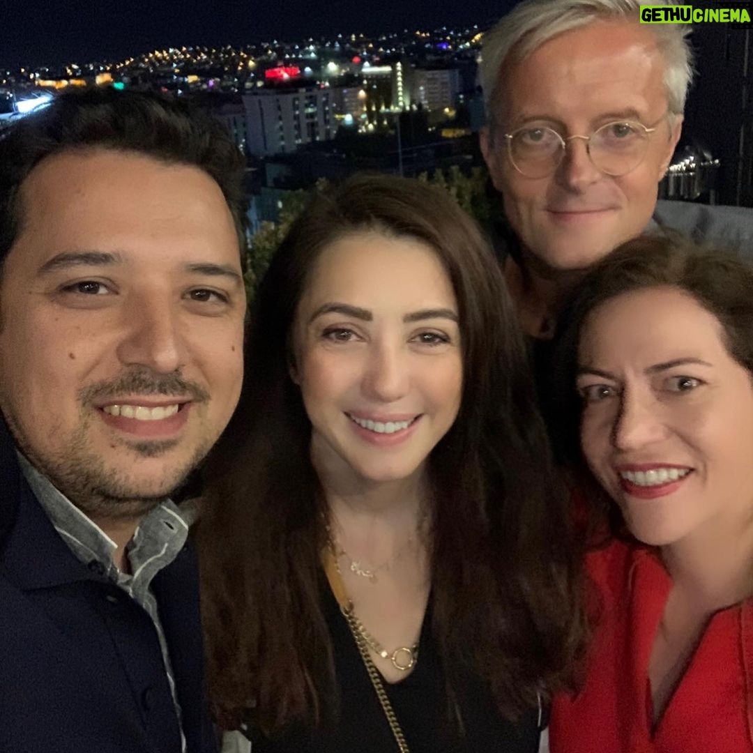 Kinda Alloush Instagram - من سنتين بدأنا رحلة فيلم #نزوح لما سؤدد كعدان صديقة الدراسة والمخرجة السورية الي بعتز فيها بعتتلي النسخة الأولى للفيلم ووقعت بغرامه والسنة الماضية بدأنا عمليات التصوير.. تجربة فيلم ما بتشبه أي تجربة.. عشت كل تفاصيله مع مجموعة من الممثلين والفنانين كنت بغاية السعادة بالتعاون معن وعلى رأسن الصديق سامر المصري.. واليوم تتوجت هي الرحلة بإعلان مشاركة الفيلم بفعاليات مهرجان ڤينيسا السينمائي الدولي.. سعيدة بهالخبر والأهم ان الفيلم يوصل لأكبر عدد من الجمهور يشوفوه ويعجبهم..🙏❤️ Nouzouh’s journey started two years ago when @soudade_kaadan , my Cherished Syrian Director and School friend, sent me the first draft of the screenplay. Immediately, I fell in love with the movie! We started shooting through out last year and the experience was unmatched to say the least! I loved every detail of the project and I was blessed to work with a group of talented artists that truly added to my joy being on set. Today, the journey was awarded by the announcement of participating in the Venice International Film Festival. I’m thrilled with the news and I hope the film reaches a wide array of audiences and hope they enjoy it as much as I did. @soudade_kaadan @labiennale @sameralmasri #nezouhmovie #Nezouh #فيلم_نزوح #labiennaledivenezia #labiennale #kindaalloush