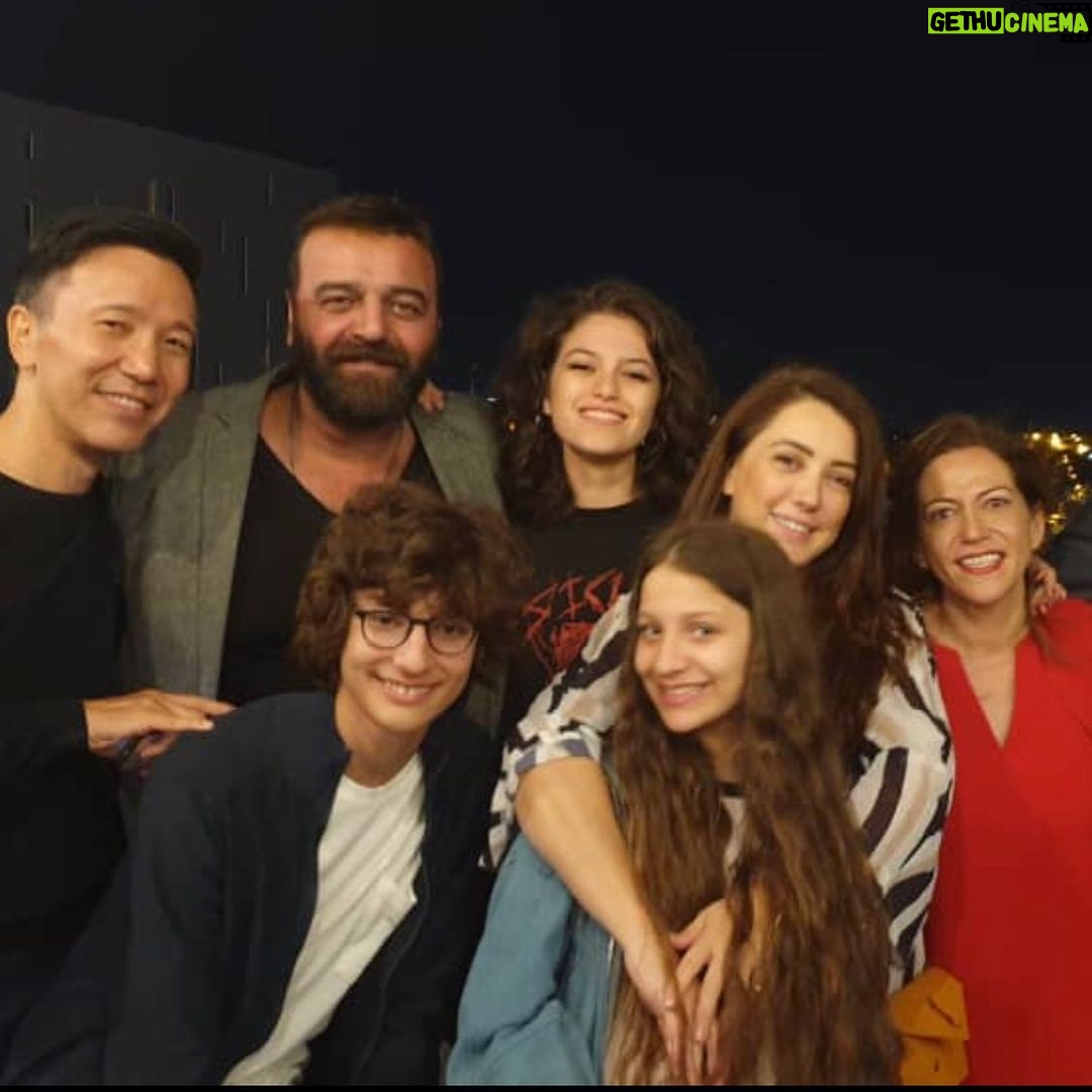 Kinda Alloush Instagram - من سنتين بدأنا رحلة فيلم #نزوح لما سؤدد كعدان صديقة الدراسة والمخرجة السورية الي بعتز فيها بعتتلي النسخة الأولى للفيلم ووقعت بغرامه والسنة الماضية بدأنا عمليات التصوير.. تجربة فيلم ما بتشبه أي تجربة.. عشت كل تفاصيله مع مجموعة من الممثلين والفنانين كنت بغاية السعادة بالتعاون معن وعلى رأسن الصديق سامر المصري.. واليوم تتوجت هي الرحلة بإعلان مشاركة الفيلم بفعاليات مهرجان ڤينيسا السينمائي الدولي.. سعيدة بهالخبر والأهم ان الفيلم يوصل لأكبر عدد من الجمهور يشوفوه ويعجبهم..🙏❤️ Nouzouh’s journey started two years ago when @soudade_kaadan , my Cherished Syrian Director and School friend, sent me the first draft of the screenplay. Immediately, I fell in love with the movie! We started shooting through out last year and the experience was unmatched to say the least! I loved every detail of the project and I was blessed to work with a group of talented artists that truly added to my joy being on set. Today, the journey was awarded by the announcement of participating in the Venice International Film Festival. I’m thrilled with the news and I hope the film reaches a wide array of audiences and hope they enjoy it as much as I did. @soudade_kaadan @labiennale @sameralmasri #nezouhmovie #Nezouh #فيلم_نزوح #labiennaledivenezia #labiennale #kindaalloush
