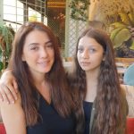 Kinda Alloush Instagram - من سنتين بدأنا رحلة فيلم #نزوح لما سؤدد كعدان صديقة الدراسة والمخرجة السورية الي بعتز فيها بعتتلي النسخة الأولى للفيلم ووقعت بغرامه والسنة الماضية بدأنا عمليات التصوير.. تجربة فيلم ما بتشبه أي تجربة.. عشت كل تفاصيله مع مجموعة من الممثلين والفنانين كنت بغاية السعادة بالتعاون معن وعلى رأسن الصديق سامر المصري.. واليوم تتوجت هي الرحلة بإعلان مشاركة الفيلم بفعاليات مهرجان ڤينيسا السينمائي الدولي.. سعيدة بهالخبر والأهم ان الفيلم يوصل لأكبر عدد من الجمهور يشوفوه ويعجبهم..🙏❤️ Nouzouh’s journey started two years ago when @soudade_kaadan , my Cherished Syrian Director and School friend, sent me the first draft of the screenplay. Immediately, I fell in love with the movie! We started shooting through out last year and the experience was unmatched to say the least! I loved every detail of the project and I was blessed to work with a group of talented artists that truly added to my joy being on set. Today, the journey was awarded by the announcement of participating in the Venice International Film Festival. I’m thrilled with the news and I hope the film reaches a wide array of audiences and hope they enjoy it as much as I did. @soudade_kaadan @labiennale @sameralmasri #nezouhmovie #Nezouh #فيلم_نزوح #labiennaledivenezia #labiennale #kindaalloush