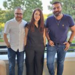Kinda Alloush Instagram - من سنتين بدأنا رحلة فيلم #نزوح لما سؤدد كعدان صديقة الدراسة والمخرجة السورية الي بعتز فيها بعتتلي النسخة الأولى للفيلم ووقعت بغرامه والسنة الماضية بدأنا عمليات التصوير.. تجربة فيلم ما بتشبه أي تجربة.. عشت كل تفاصيله مع مجموعة من الممثلين والفنانين كنت بغاية السعادة بالتعاون معن وعلى رأسن الصديق سامر المصري.. واليوم تتوجت هي الرحلة بإعلان مشاركة الفيلم بفعاليات مهرجان ڤينيسا السينمائي الدولي.. سعيدة بهالخبر والأهم ان الفيلم يوصل لأكبر عدد من الجمهور يشوفوه ويعجبهم..🙏❤️ Nouzouh’s journey started two years ago when @soudade_kaadan , my Cherished Syrian Director and School friend, sent me the first draft of the screenplay. Immediately, I fell in love with the movie! We started shooting through out last year and the experience was unmatched to say the least! I loved every detail of the project and I was blessed to work with a group of talented artists that truly added to my joy being on set. Today, the journey was awarded by the announcement of participating in the Venice International Film Festival. I’m thrilled with the news and I hope the film reaches a wide array of audiences and hope they enjoy it as much as I did. @soudade_kaadan @labiennale @sameralmasri #nezouhmovie #Nezouh #فيلم_نزوح #labiennaledivenezia #labiennale #kindaalloush