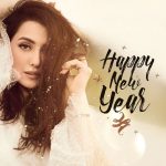 Kinda Alloush Instagram - خلونا نودع السنة الي حتمشي بحب مهما كانت قاسية علينا.. مهما عشنا فيها لحظات صعبة.. نحب كل لحظة عشناها فيها اللحظات الصعبة قبل الحلوة ونستقبل السنة الجديدة بحب وإيجابية ورضا وقناعة بإنها حتكون سنة حلوة كيف ماكانت.. ندعي ربنا يخليلنا الناس الي منحبن حوالينا ونعيش براحة بال بعيد عن المشاكل والستريس.. يارب تكون سنة حلوة عليكم جميعاً بدون مرض وألم ومشاكل 🙏🏻🙏🏻❤️❤️ انا وعدت حالي هالسنة قرب من ربنا اكتر اهتم بحالي اكتر اعطي وقت ومحبة لعيلتي والناس الي بحبن اكتر اعمل خير اكتر وبعد عن الناس الي ما الن عازة والتجمعات الكذابة اكتر وحاول خفف من استخدام السوشال ميديا واقرا اكتر انتو شو بتوعدوا حالكن #happynewyear #2022