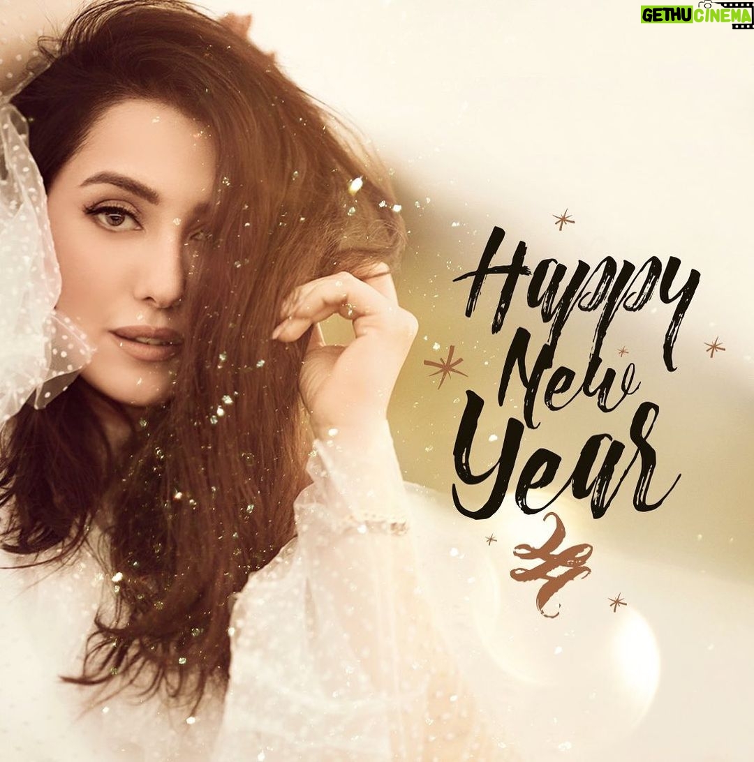 Kinda Alloush Instagram - خلونا نودع السنة الي حتمشي بحب مهما كانت قاسية علينا.. مهما عشنا فيها لحظات صعبة.. نحب كل لحظة عشناها فيها اللحظات الصعبة قبل الحلوة ونستقبل السنة الجديدة بحب وإيجابية ورضا وقناعة بإنها حتكون سنة حلوة كيف ماكانت.. ندعي ربنا يخليلنا الناس الي منحبن حوالينا ونعيش براحة بال بعيد عن المشاكل والستريس.. يارب تكون سنة حلوة عليكم جميعاً بدون مرض وألم ومشاكل 🙏🏻🙏🏻❤️❤️ انا وعدت حالي هالسنة قرب من ربنا اكتر اهتم بحالي اكتر اعطي وقت ومحبة لعيلتي والناس الي بحبن اكتر اعمل خير اكتر وبعد عن الناس الي ما الن عازة والتجمعات الكذابة اكتر وحاول خفف من استخدام السوشال ميديا واقرا اكتر انتو شو بتوعدوا حالكن #happynewyear #2022