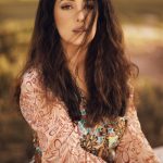 Kinda Alloush Instagram - زمان كانت اسعد لحظاتي بصحبة الناس وكل ماكانوا اكتر زادت سعادتي.. بالمناسبات الاحتفالات بالجمعات.. الخ اليوم بلاقي سعادتي القصوى لو قاعدة بمكان في طبيعة حلوة او بأي مكان مريح وهادي لحالي او مع عيلتي الصغيرة.. اكيد بقضي أوقات رائعة مع الأشخاص الي بحبن.. بس متعتي بالجلوس وحدي لا تعوض مين متلي؟ ومين مابيقدر ينبسط بدون ناس وعجقة؟ 💛🧡🤎🍂🍁 Photo credit to @bilohussein Styling by @yasmineeissa Makeup @kikibeautique Hairdresser @haithamdahab00 Dress @ego_eg