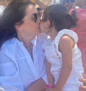 Kinda Alloush Instagram - Today my queen turns 3.. my endless love my source of happiness.. may god bless her 🙏🏻🙏🏻❤️❤️👧🏼🎂🎂
اليوم حبيبتي صارت ٣ الله يحفظها ويخليها ويخليلكن ولادكن 🙏🏻🙏🏻❤️❤️
#hayatamryoussef #Hayat