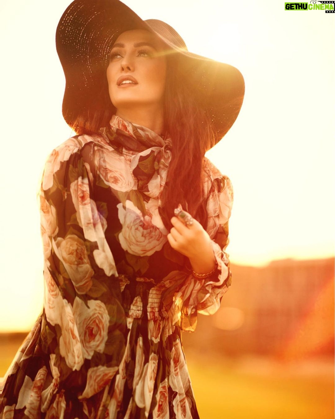 Kinda Alloush Instagram - Some days you have to create your own sunshine βοΈππππ§‘π€ #autumnvibes #kinda_alloush Photo credit to @bilohussein Styling by @yasmineeissa Dress @dolcegabbana @ego_eg Makeup by @kikibeautique Hairdresser @haithamdahab00