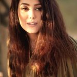 Kinda Alloush Instagram - ﻻ تكن بلا حب، كي ﻻ تشعر بأنك ميت.. ‏مُت في الحب وابق حياً للأبد! 💛🧡🤎❤️@amryoussefofficial جلال الدين الرومي
